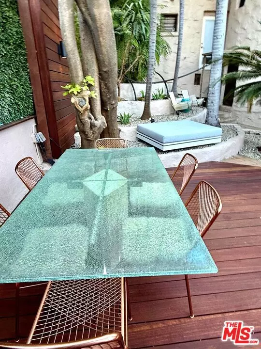 Los Angeles, CA 90068,2066 GLENCOE WAY