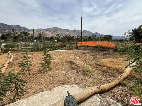 Altadena, CA 91001,255 W Poppyfields DR