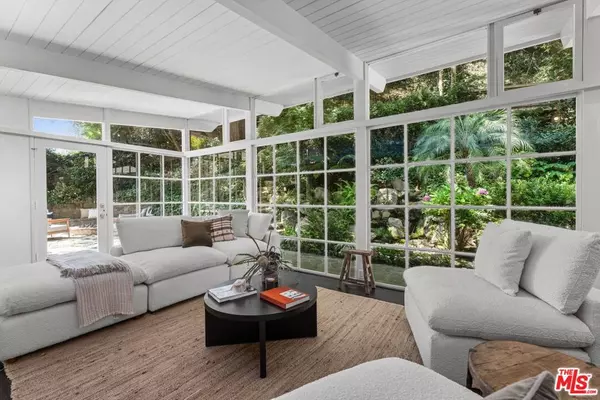 Los Angeles, CA 90077,925 Chantilly RD