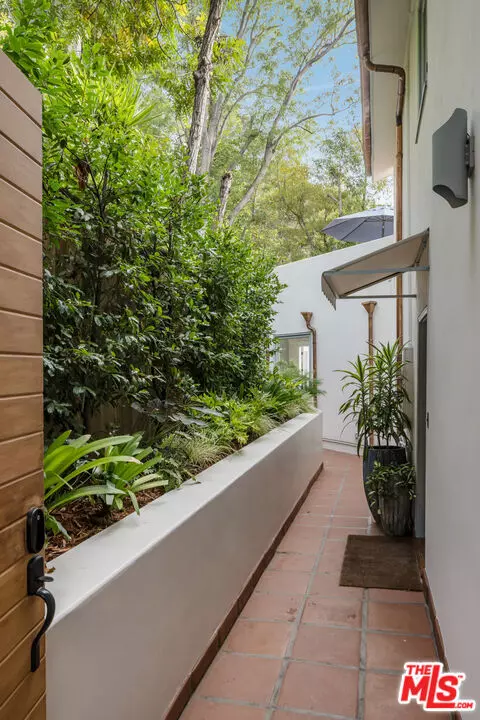 Los Angeles, CA 90046,8701 Wonderland Park AVE