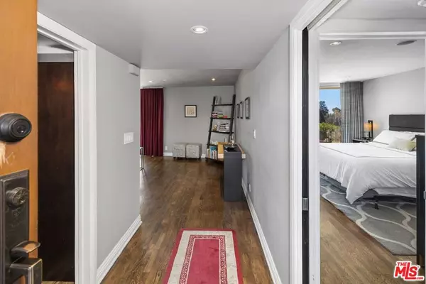 Los Angeles, CA 90068,2260 N Cahuenga BLVD #502