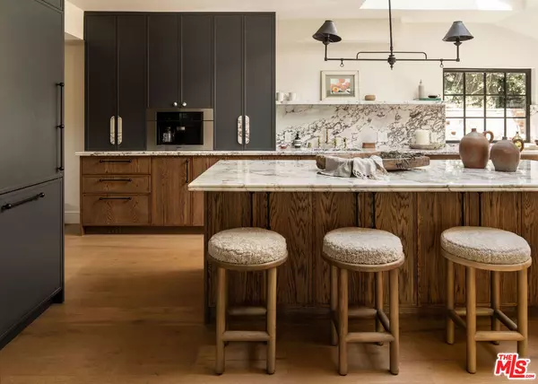 Los Angeles, CA 90069,1524 Sunset Plaza DR