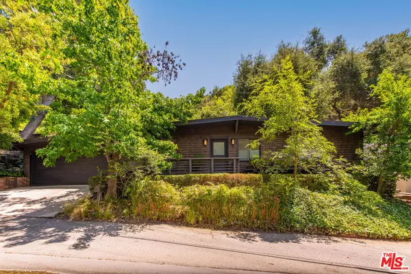 Beverly Hills, CA 90210,9648 Yoakum DR