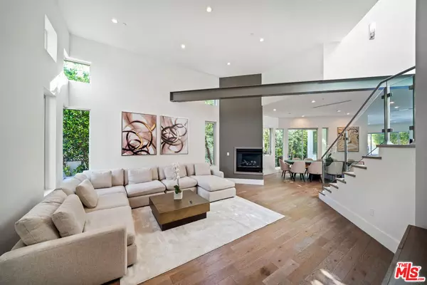 Los Angeles, CA 90048,363 N SWEETZER AVE
