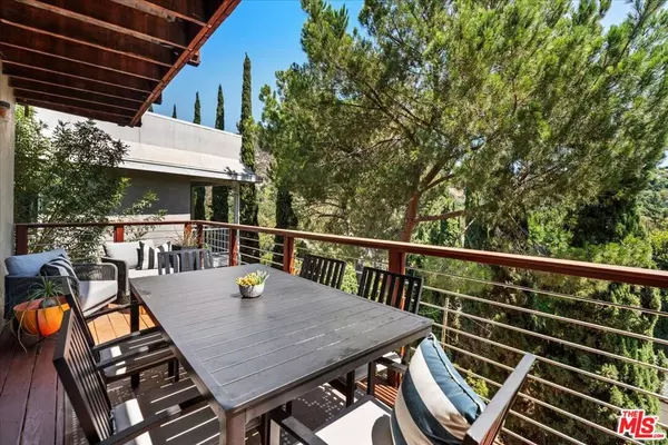 Los Angeles, CA 90068,3234 Hillock DR