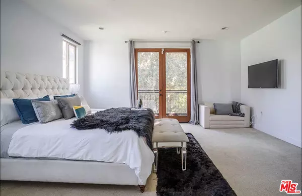 Tarzana, CA 91356,19246 Liam LN