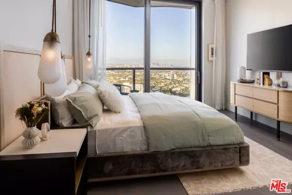 Los Angeles, CA 90067,211 W Elm CT #7A