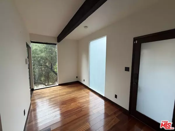 Los Angeles, CA 90046,8296 Gould AVE