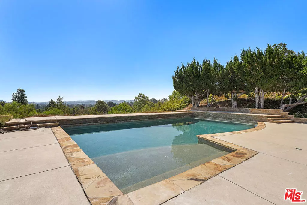 Woodland Hills, CA 91367,6040 Pat AVE