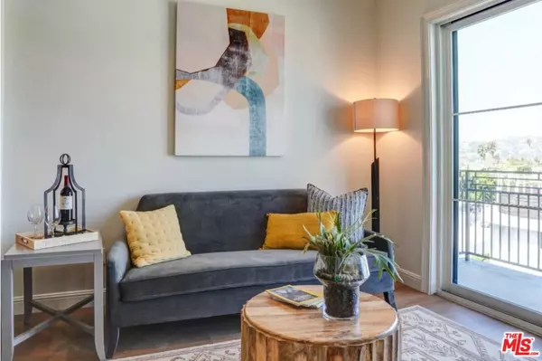 Los Angeles, CA 90036,5768 W 3rd ST #305