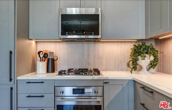 Los Angeles, CA 90036,5768 W 3rd ST #305