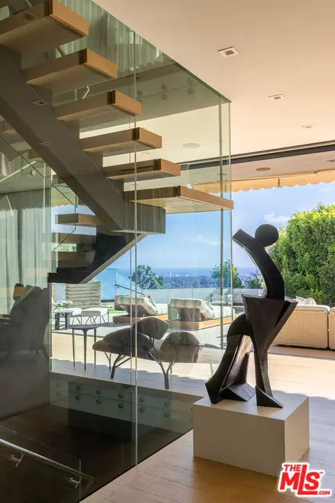 Los Angeles, CA 90049,815 N Tigertail RD