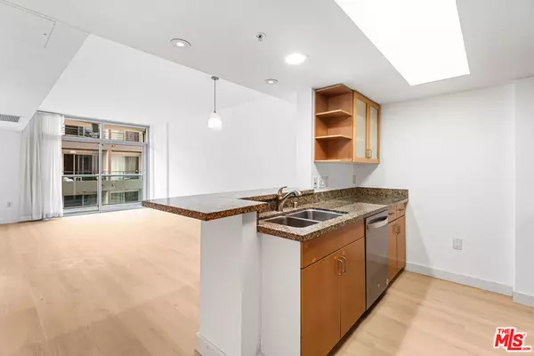 Marina Del Rey, CA 90292,13700 Marina Pointe DR #421