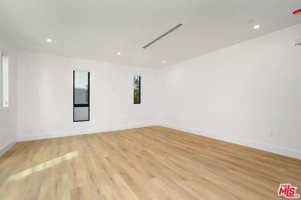 Los Angeles, CA 90048,111 N Orlando AVE