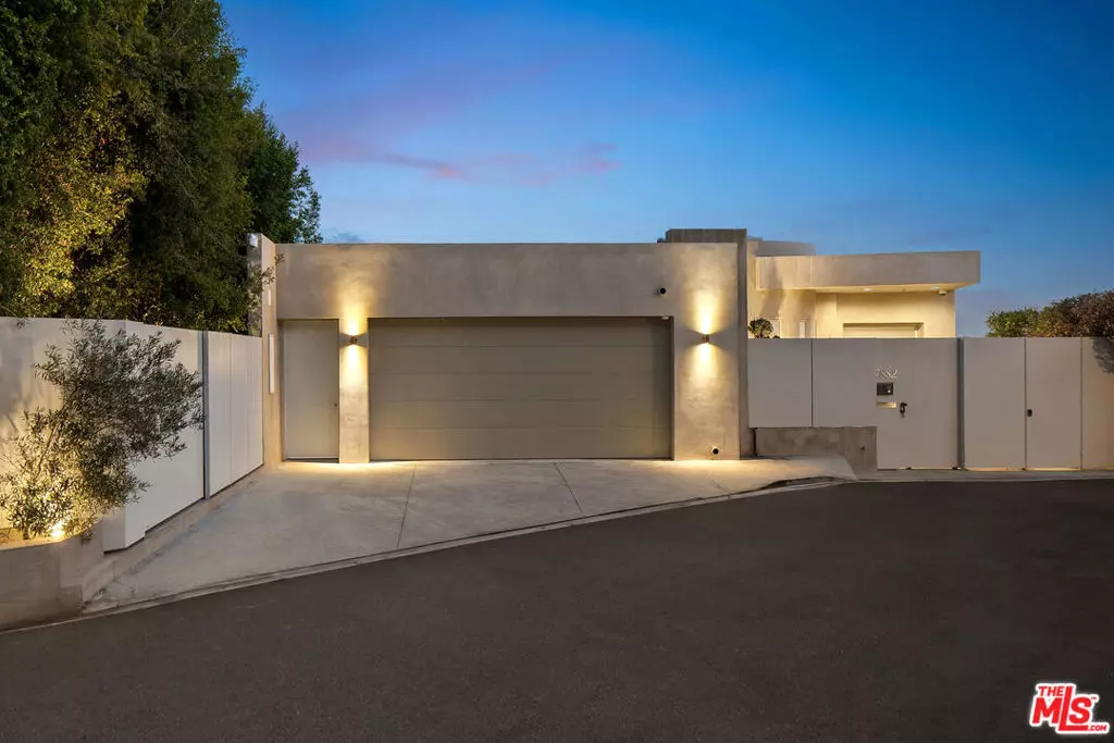 Los Angeles, CA 90046,7882 Fareholm DR