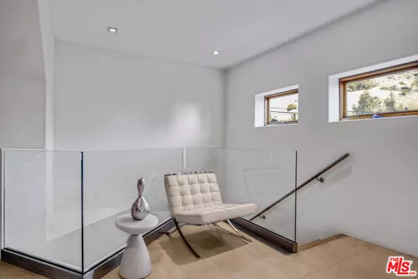 Los Angeles, CA 90046,1929 N CURSON PL