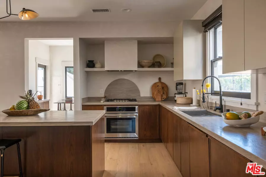 1715 S Kingsley DR, Los Angeles, CA 90006