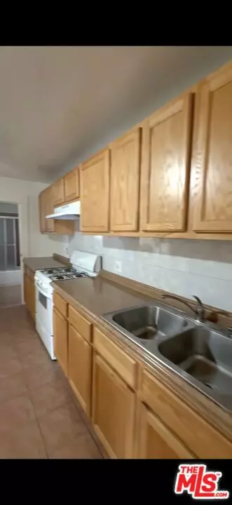 Los Angeles, CA 90006,1633 S New Hampshire AVE