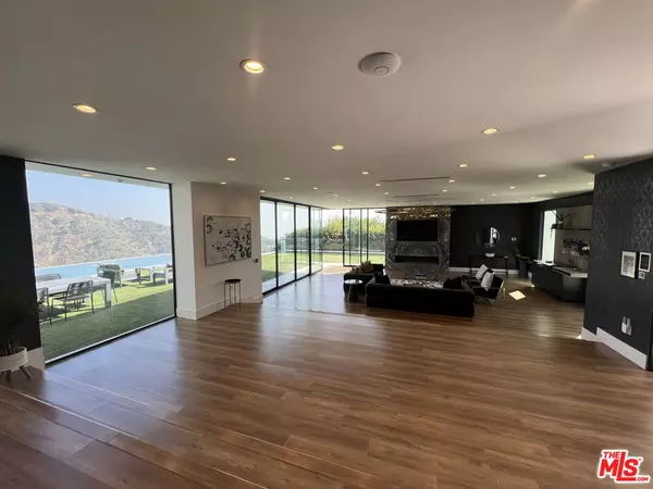 Los Angeles, CA 90046,2110 HERCULES DR