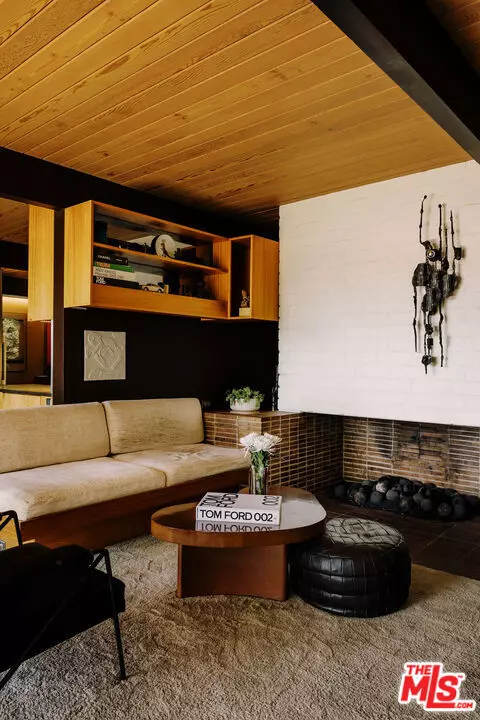 Los Angeles, CA 90068,3319 Tareco DR