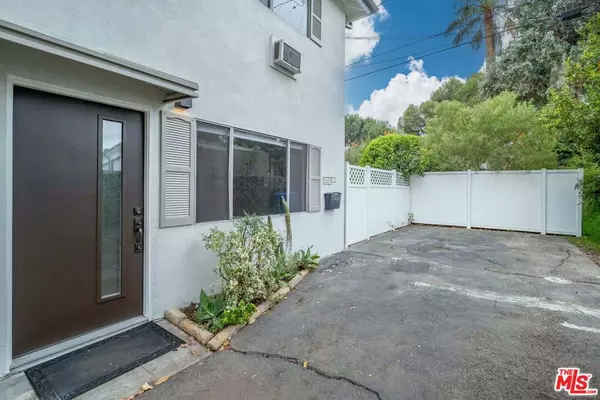 Los Angeles, CA 91601,5529 Cartwright AVE #1/2