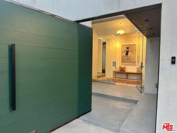 Los Angeles, CA 90068,2257 Chelan DR