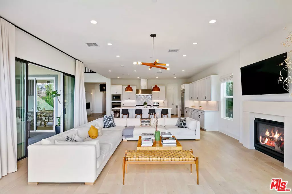 Chatsworth, CA 91311,21316 Poema PL