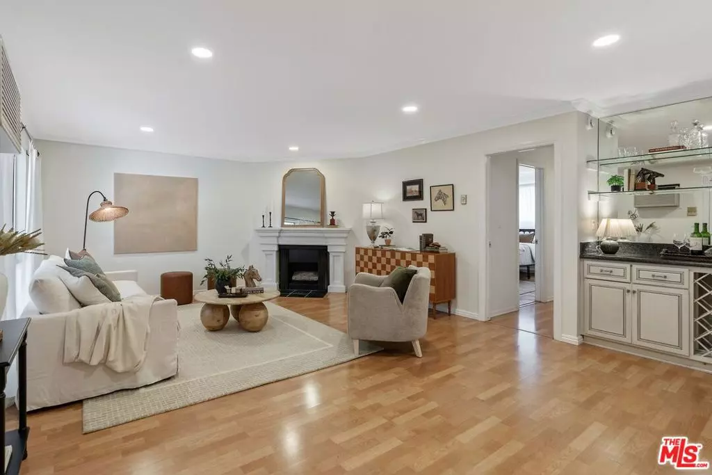 West Hollywood, CA 90069,837 N West Knoll DR #109