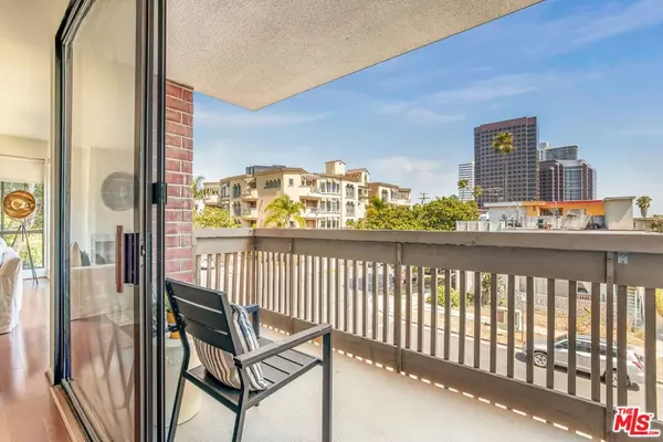 Los Angeles, CA 90049,11805 Mayfield AVE #202