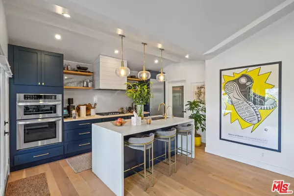 Los Angeles, CA 90068,2071 Glencoe WAY