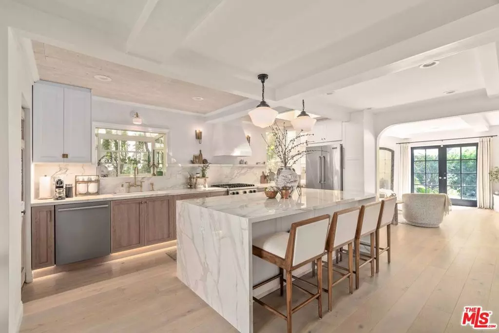 Los Angeles, CA 90068,3339 Bennett DR