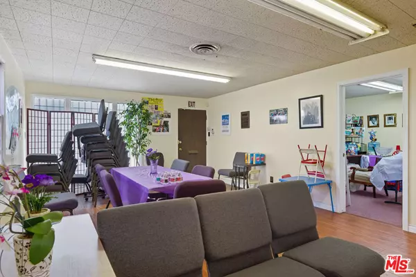 Los Angeles, CA 90043,7601 Crenshaw BLVD