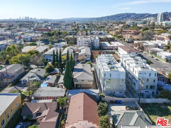 Los Angeles, CA 90038,1140 N Beachwood DR