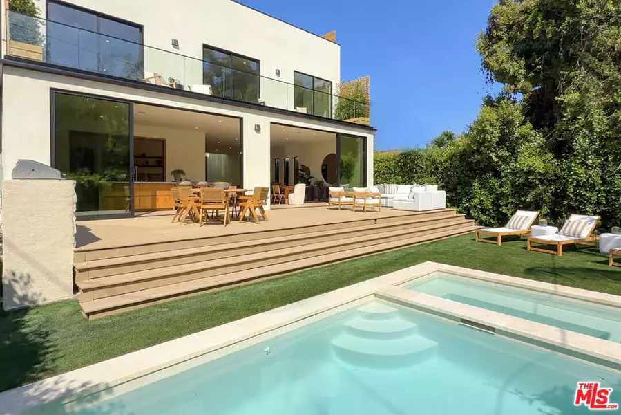 1185 Mcclellan DR, Los Angeles, CA 90049