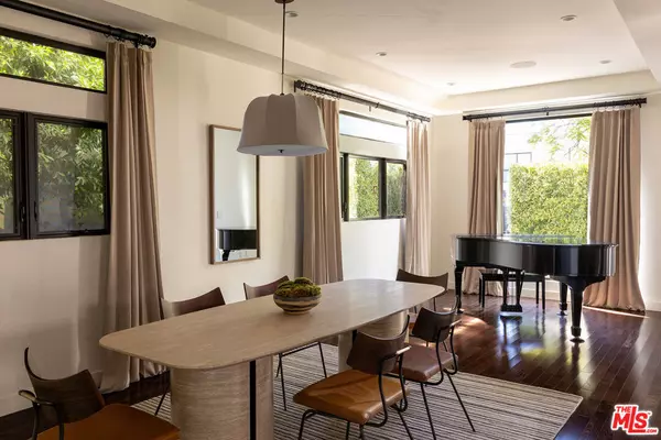 Los Angeles, CA 90048,414 N La Jolla AVE