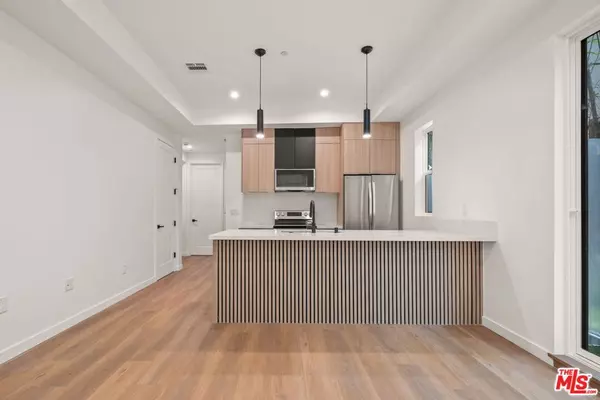Los Angeles, CA 90057,259 1/4 S Park View ST