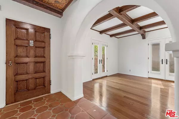 Los Angeles, CA 90036,931 S Ogden DR