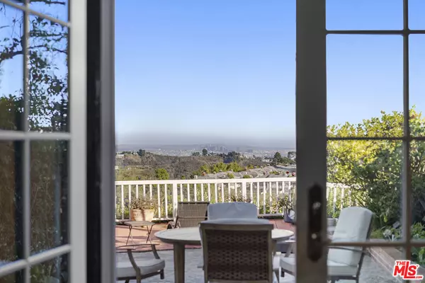 Los Angeles, CA 90049,2282 Canyonback RD