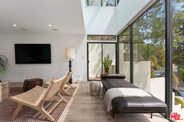 Los Angeles, CA 90068,6469 Rodgerton DR