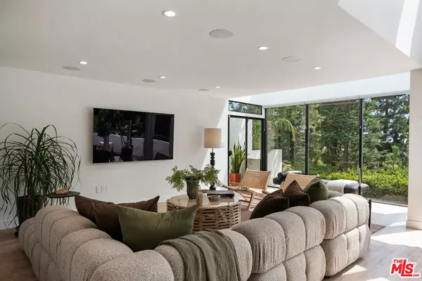 Los Angeles, CA 90068,6469 Rodgerton DR