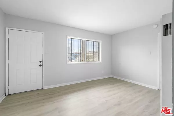 Los Angeles, CA 90003,9823 S Main ST