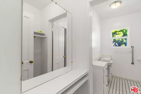 Los Angeles, CA 90039,2258 Moreno DR