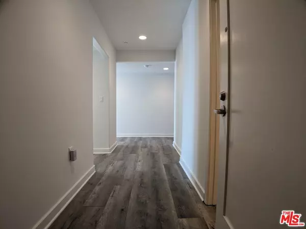 Encino, CA 91316,5143 White Oak AVE #401