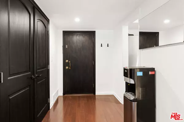Los Angeles, CA 90068,6708 Hillpark DR #302