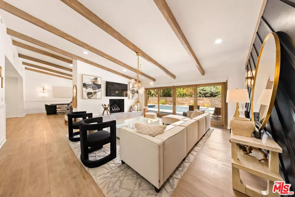 Woodland Hills, CA 91367,24221 Aetna ST