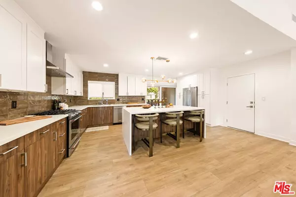 Woodland Hills, CA 91367,24221 Aetna ST