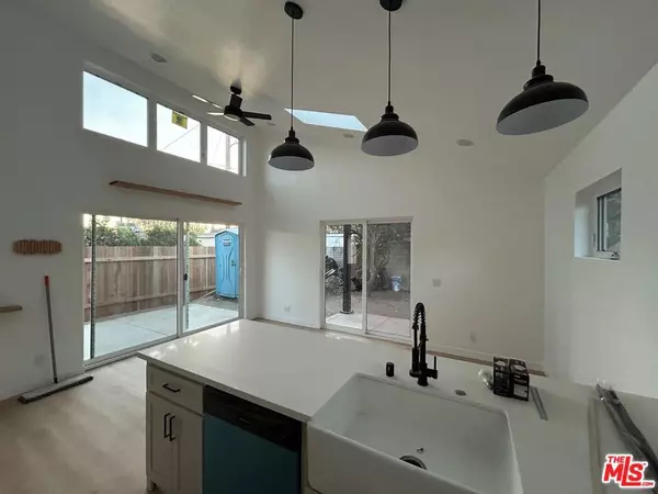 Granada Hills, CA 91344,16124 San Fernando Mission BLVD