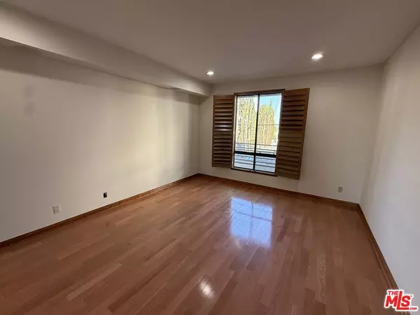 Beverly Hills, CA 90210,450 N Oakhurst DR #304