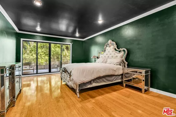 West Hollywood, CA 90069,1124 N Kings RD #102