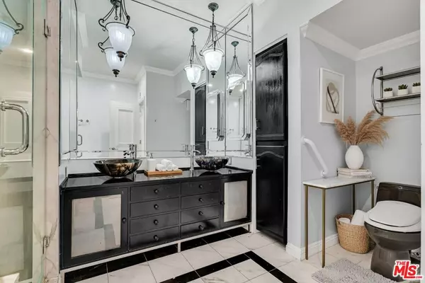 West Hollywood, CA 90069,1124 N Kings RD #102